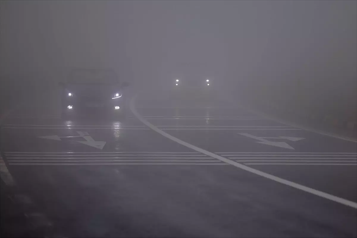 Zonguldak'ta Yoğun Sis Trafiği Tehlikeye Attı