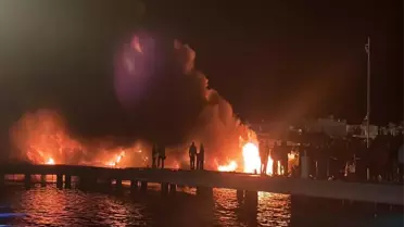 Temizlik ekipleri deniz yüzeyindeki yağ tabakasını temizliyor