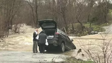 Sel sularına kapılan otomobil