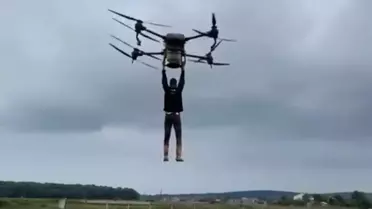 İlaçlama dronu ve tarlada çalışan çiftçi