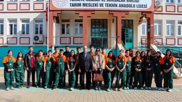 Tarım Lisesi laboratuvarında genç çiftçiler