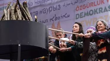 Nevruz etkinliğinde sahne performansı