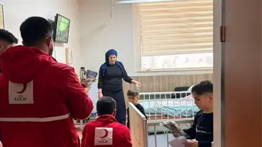 Kızılay gönüllülerinin çocuklara hediye dağıtması