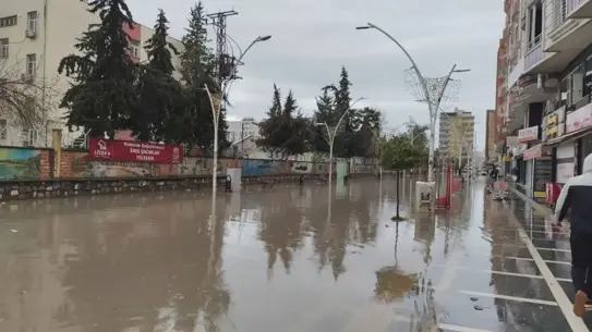 Kızıltepe'de yağış sonrası suyla kaplanan ana cadde