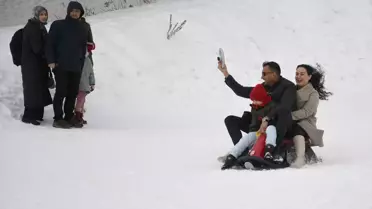 Kızakla kayarken mutlu bir aile