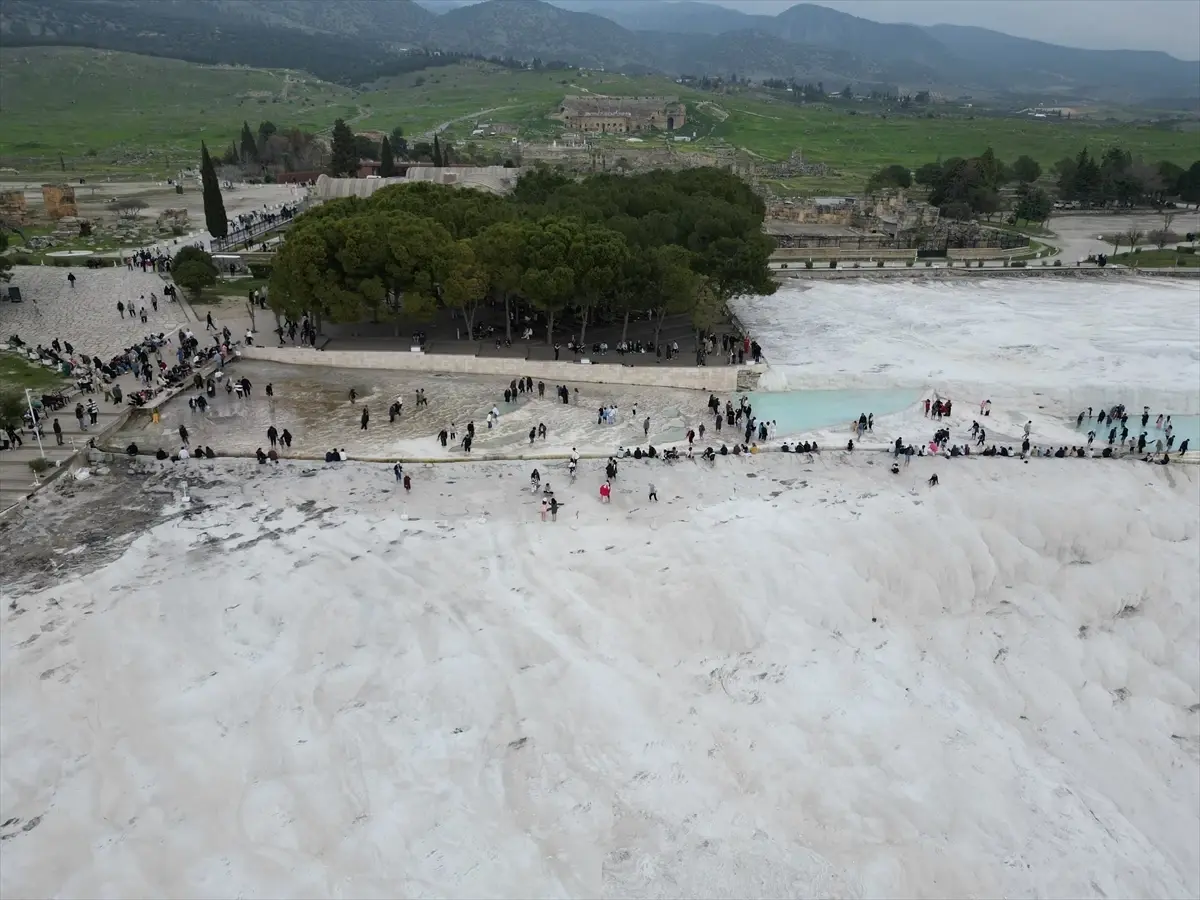 Pamukkale'de Ramazan Bayramı'nda Turist Akını: Travertenler Yoğun İlgi Görüyor