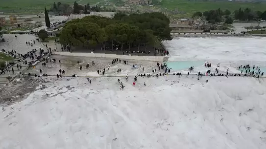 Pamukkale travertenleri ve turist kalabalığı