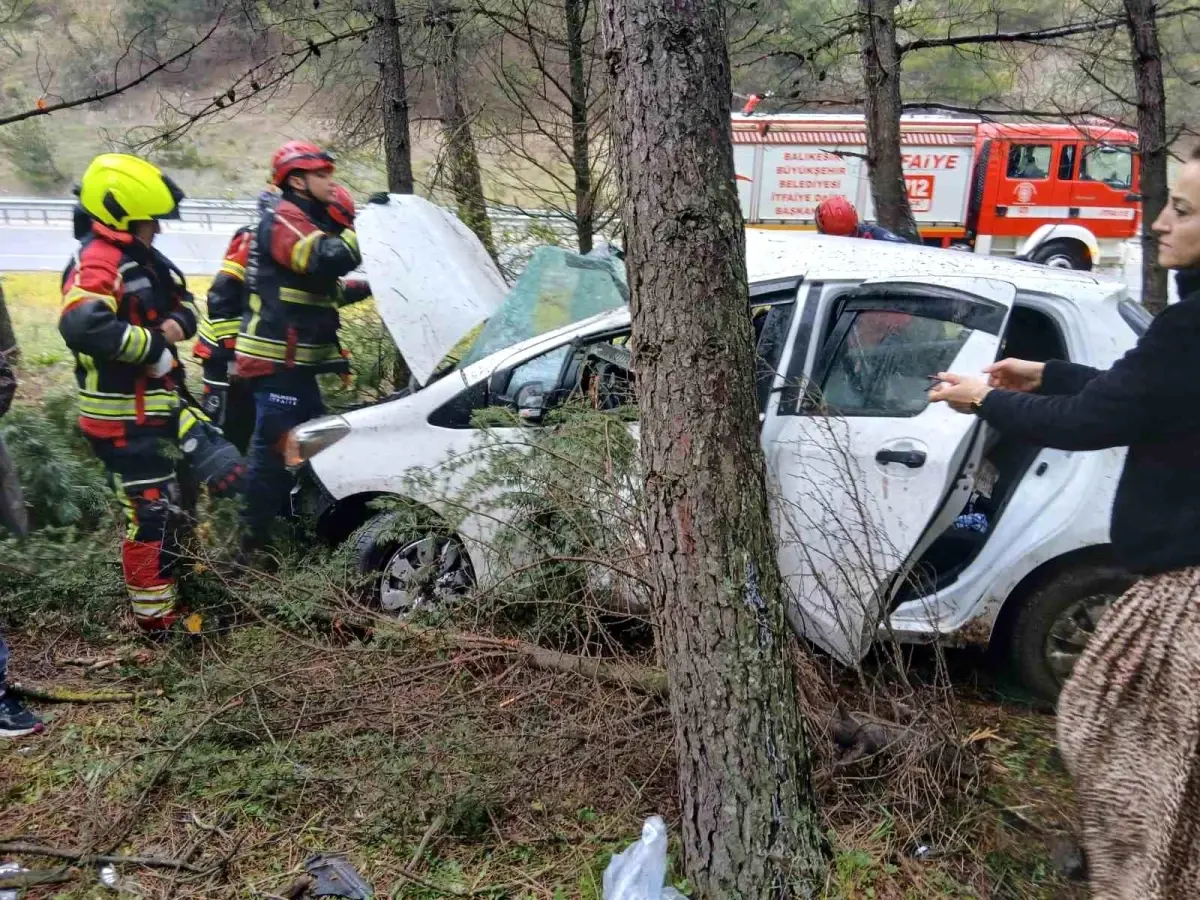 Balıkesir'de Kontrol Kaybı: Otomobil Ormanlık Alana Çakıldı