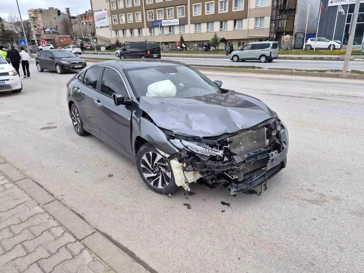 Eskişehir’de Hatalı Dönüş Sonrası Araç Refüje Çıktı: Sürücü Hafif Yaralı