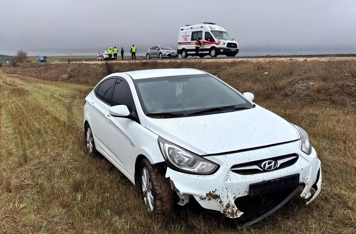 Bilecik’te Araç Tarlaya Sığdı: Sürücü ve Eşi ile Çocukları Yaralandı