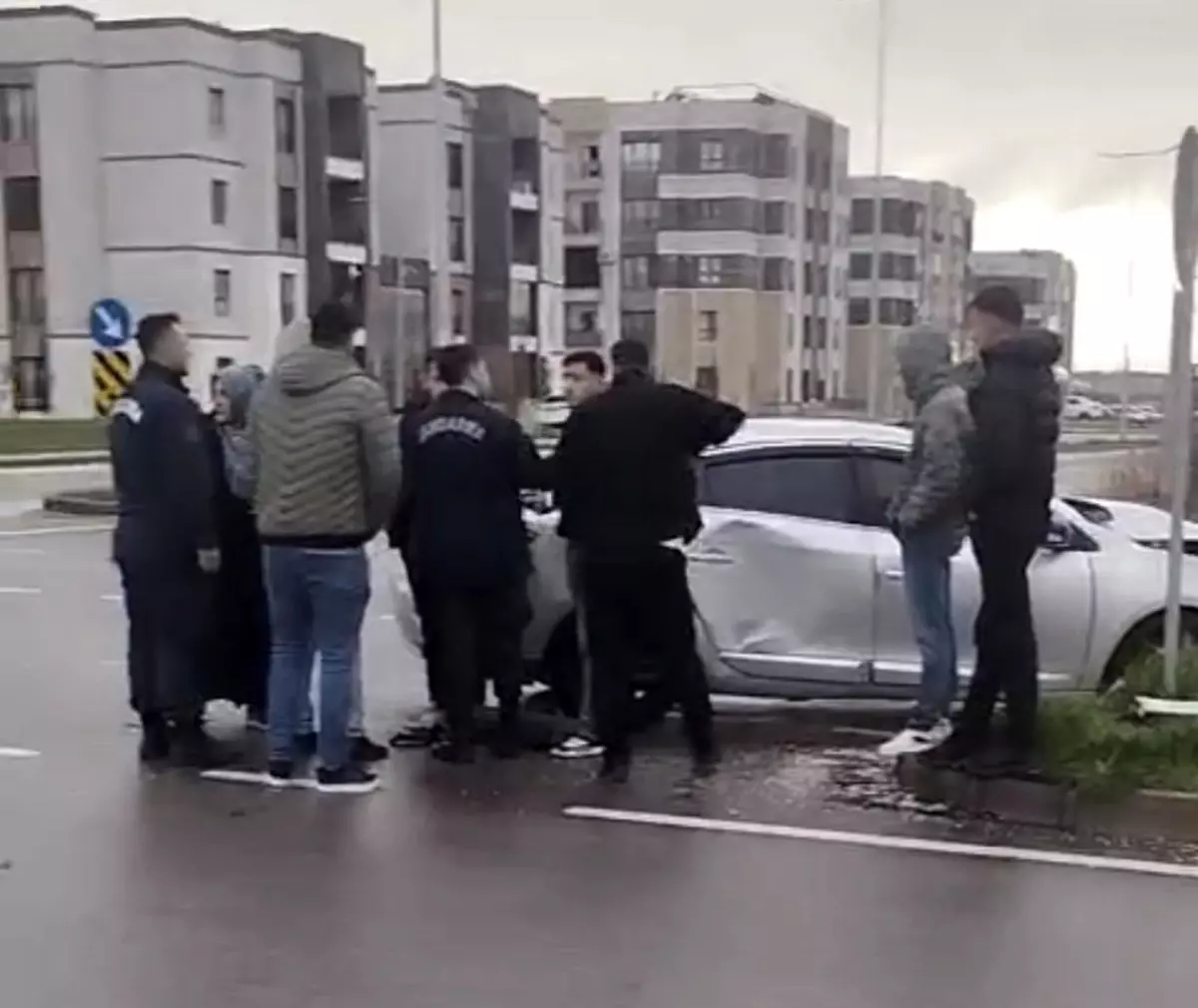 Diyarbakır’da Hafif Ticari Araç ve Otomobil Çarpışması Sonrası Jandarma Gerginliği Önledi