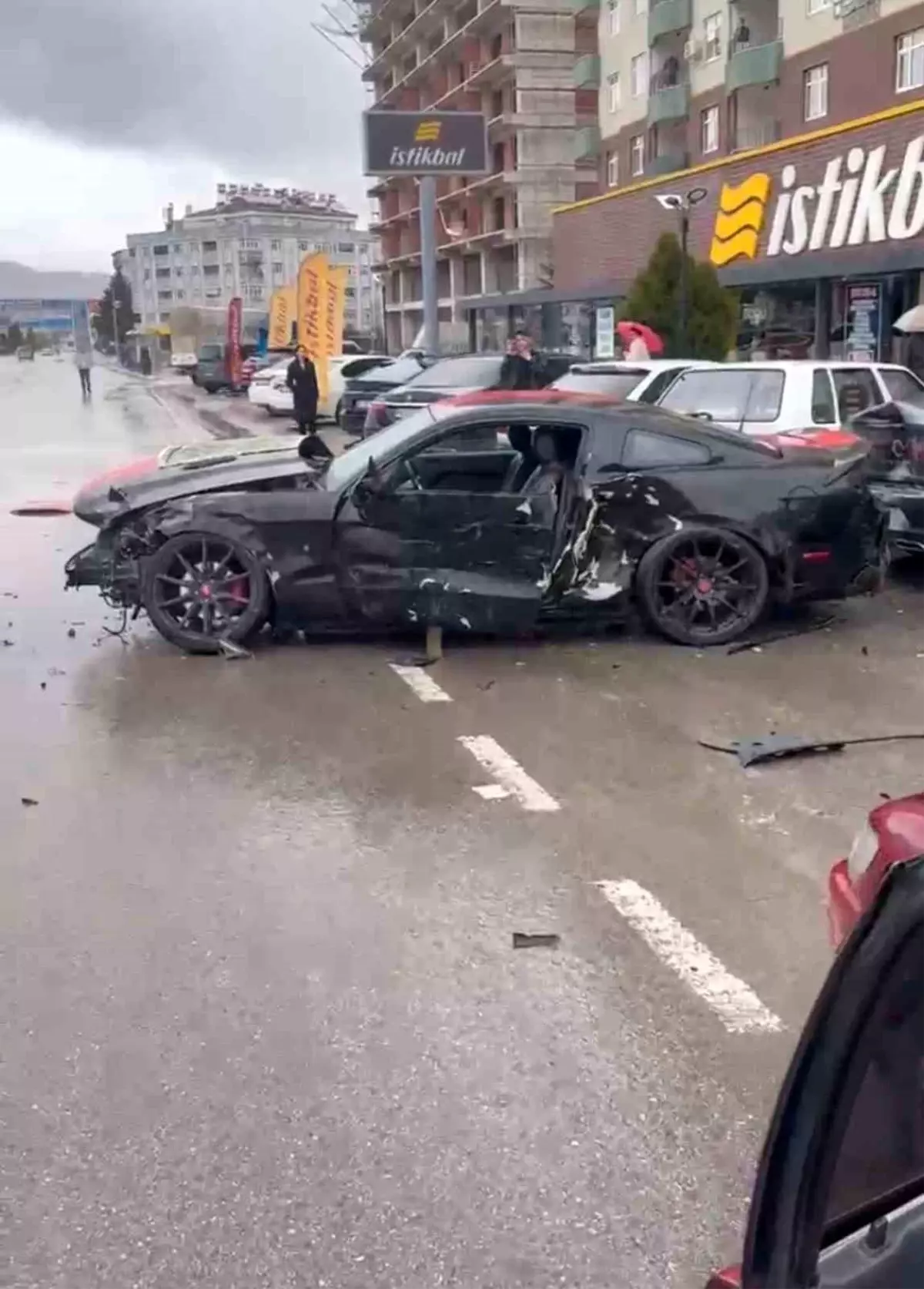 Elazığ’da Kontrol Kaybı: Park Halindeki Araçlara Çarpan Otomobil