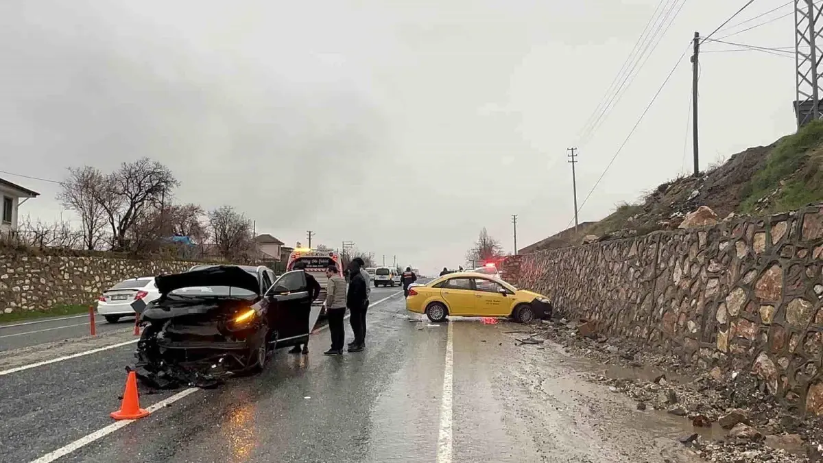 Elazığ’da Otomobil ve Ticari Araç Çarpıştı: 2 Yaralı