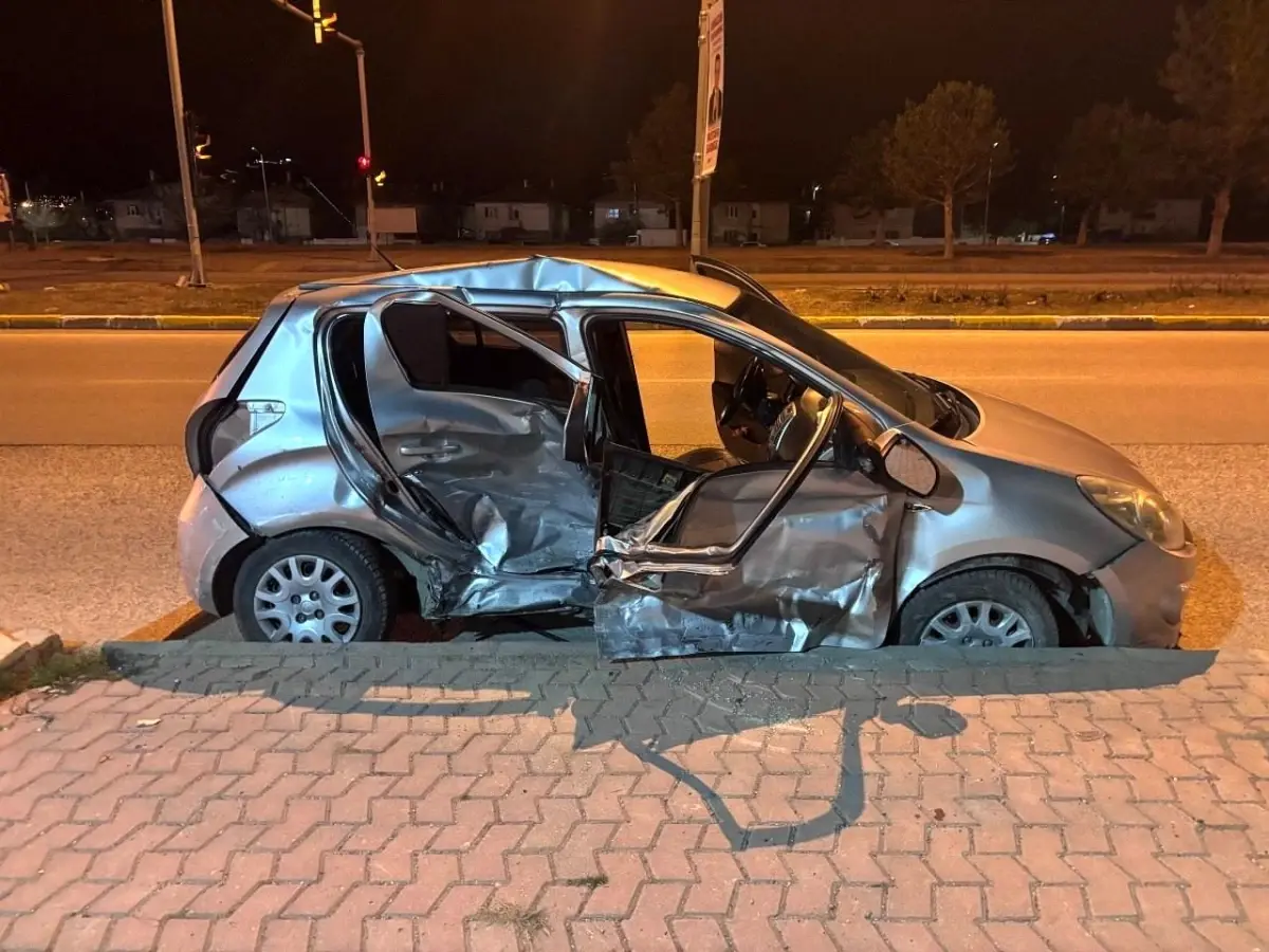 Erzincan’da iki araç çarpıştı: Birisi ağır yaralı, üç kişi tedavi altında