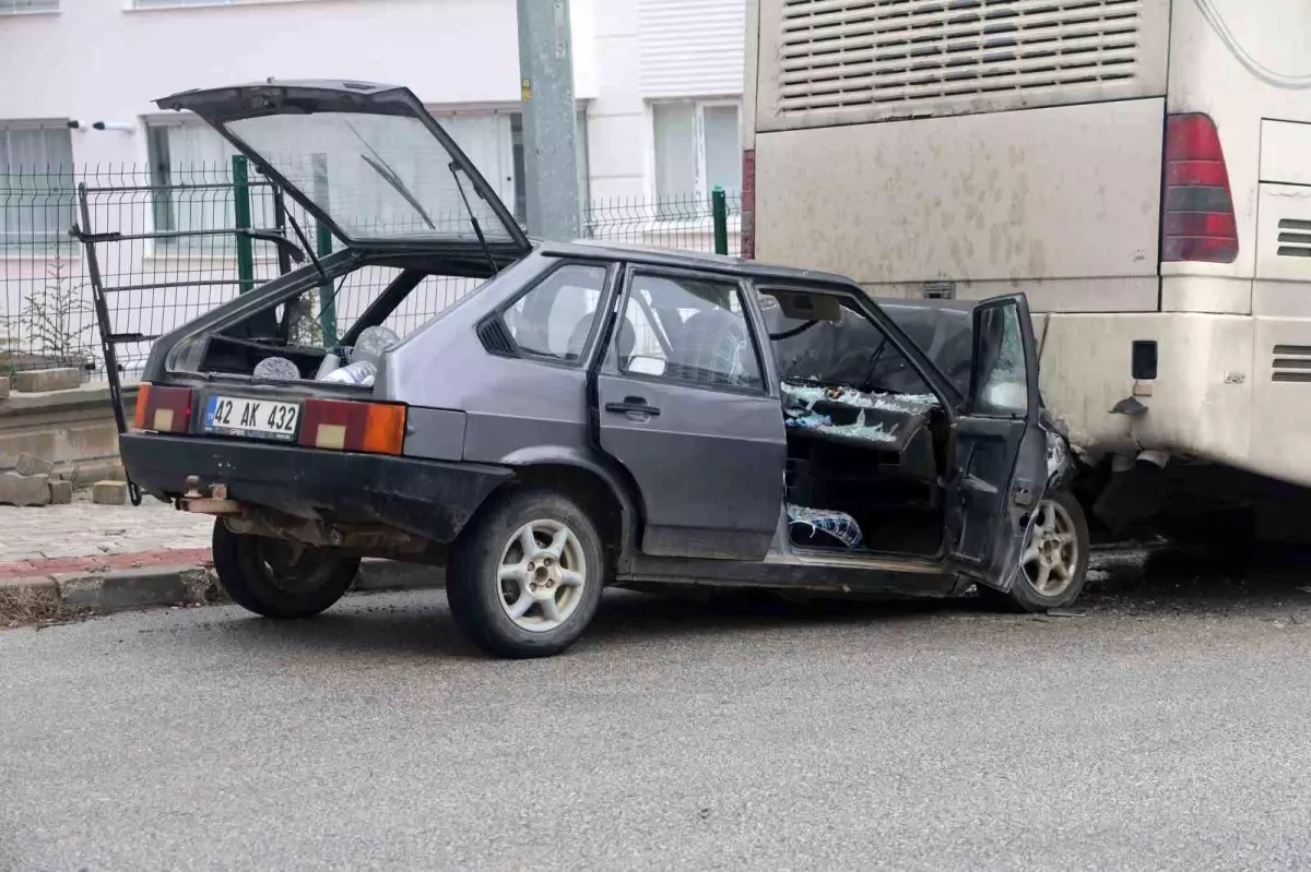 Konya Meram’da Park Halindeki Otobüse Çarpan Araç 70 Yaşındaki Vatandaşı Yaraladı