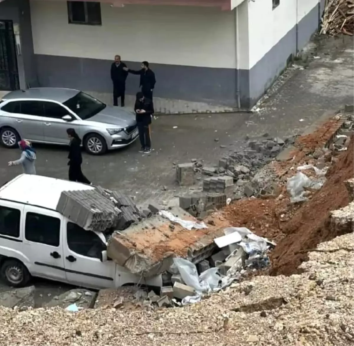 Şanlıurfa’da Şiddetli Sağanak Sonrası İstinat Duvarı Çöktü, Park Halindeki Araç Hasar Aldı
