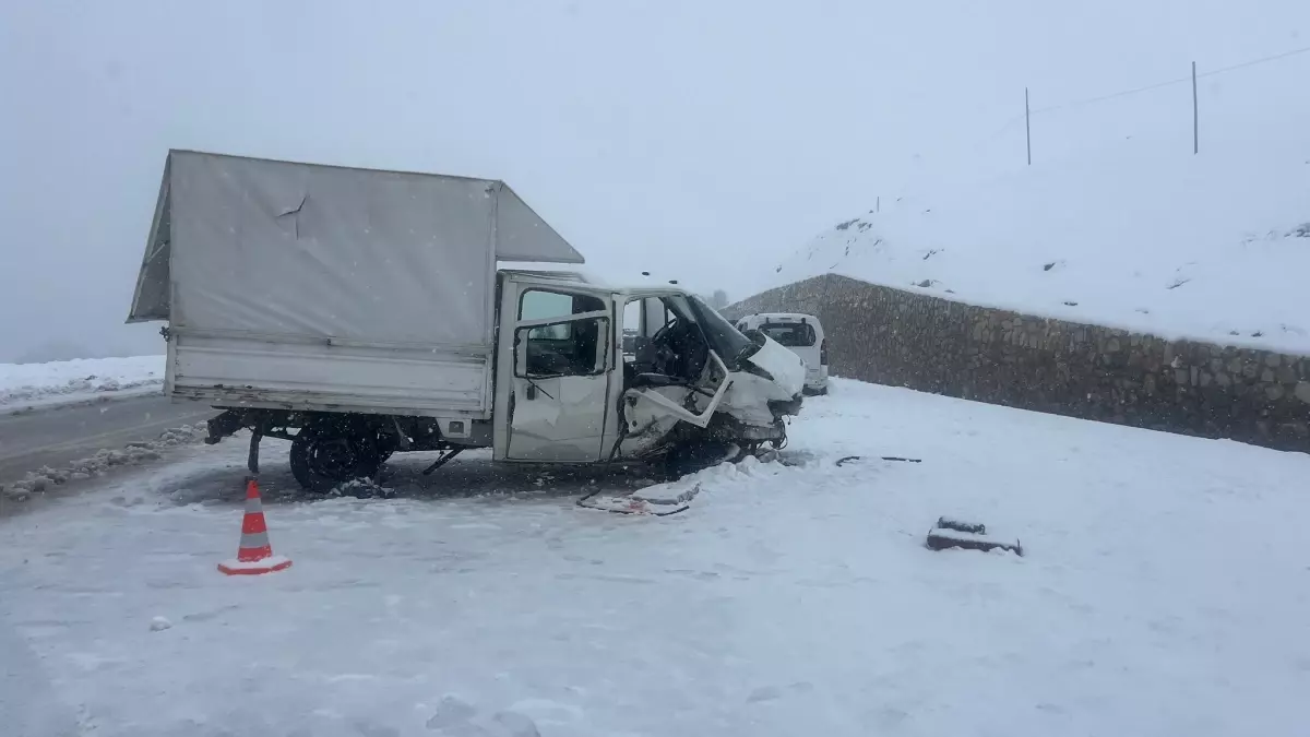 Yüksekova’da Otomobil‑Kamyonet Çarpışması: 1 Ölü, 8 Yaralı