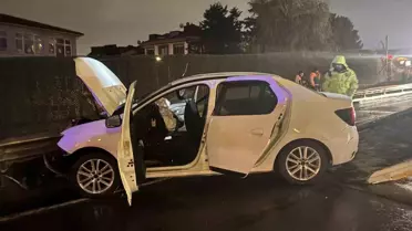 Kaza sonrası bariyerlerdeki otomobil