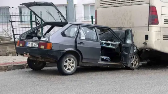 Kaza sonrası otobüs ve araç görüntüsü