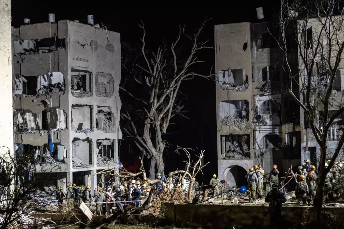 İran'ın Gerçek Vaad 4 Operasyonu: İsrail'in Güneyindeki Beş Şehre Geniş Çaplı Füze ve İHA Saldırısı