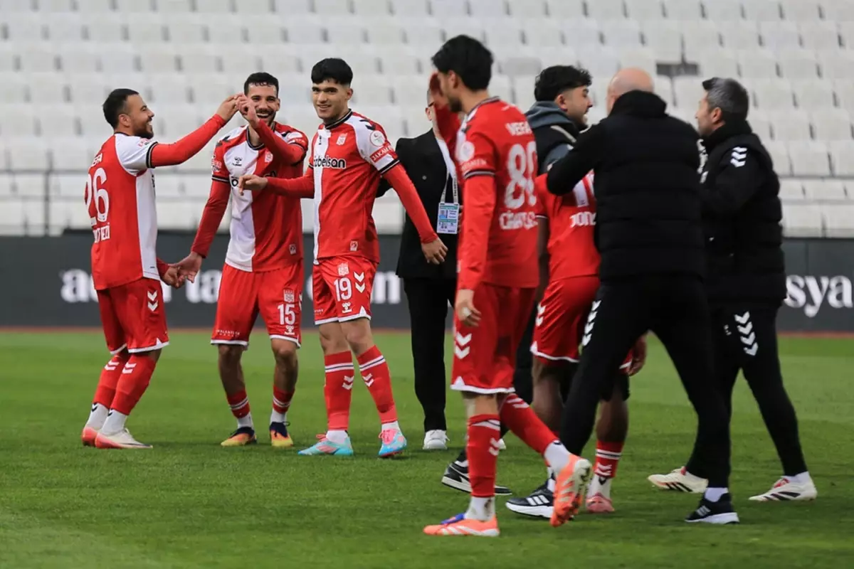 Sivasspor, Üçüncü Galibiyetle Play-off Hedefini Güçlendirdi