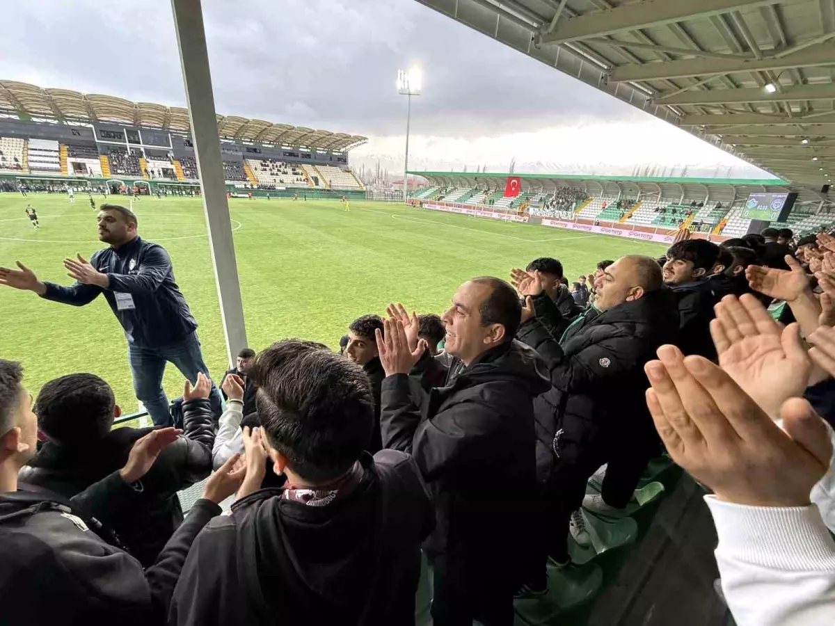 İğdır Valisi Taşolar, Taraftarlarla Tribünde Coştu