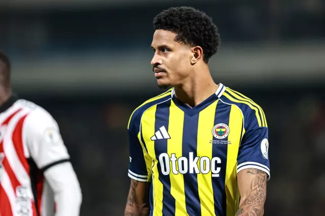 Jayden Oosterwolde top sürerken