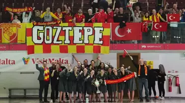 Göztepe Kadın Sutopu Takımı Şampiyonluk Kupasını Kutluyor