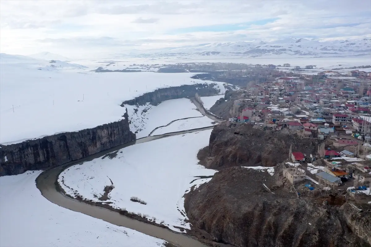 Kışın Büyüsü: Murat Kanyonu Karla Kaplanıp Dron Kameralarına Yansıyor
