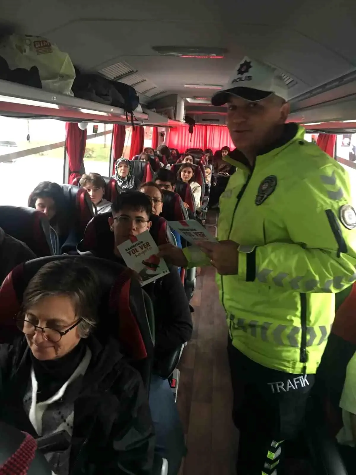 Burdur Otogarında Emniyet Kemeri Bilgilendirme Çalışması Gerçekleştirildi