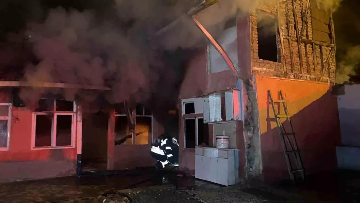 Çorum Kale Mahallesi'nde Odun Sobası Kaynağından Çıkan Gecekondu Yangını Kontrol Altına Alındı