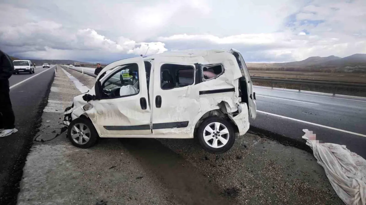 Sivas-Malatya Yolunda Hafif Ticari Araç Kazası: Sürücü Ağır Yaralı