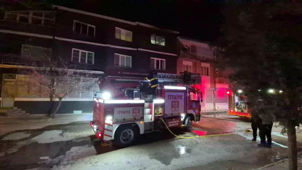 Eskişehir Gündoğdu Mahallesi'nde Apartman Yangını: 1 Bebek ve 2 Yetişkin Hastaneye Kaldırıldı