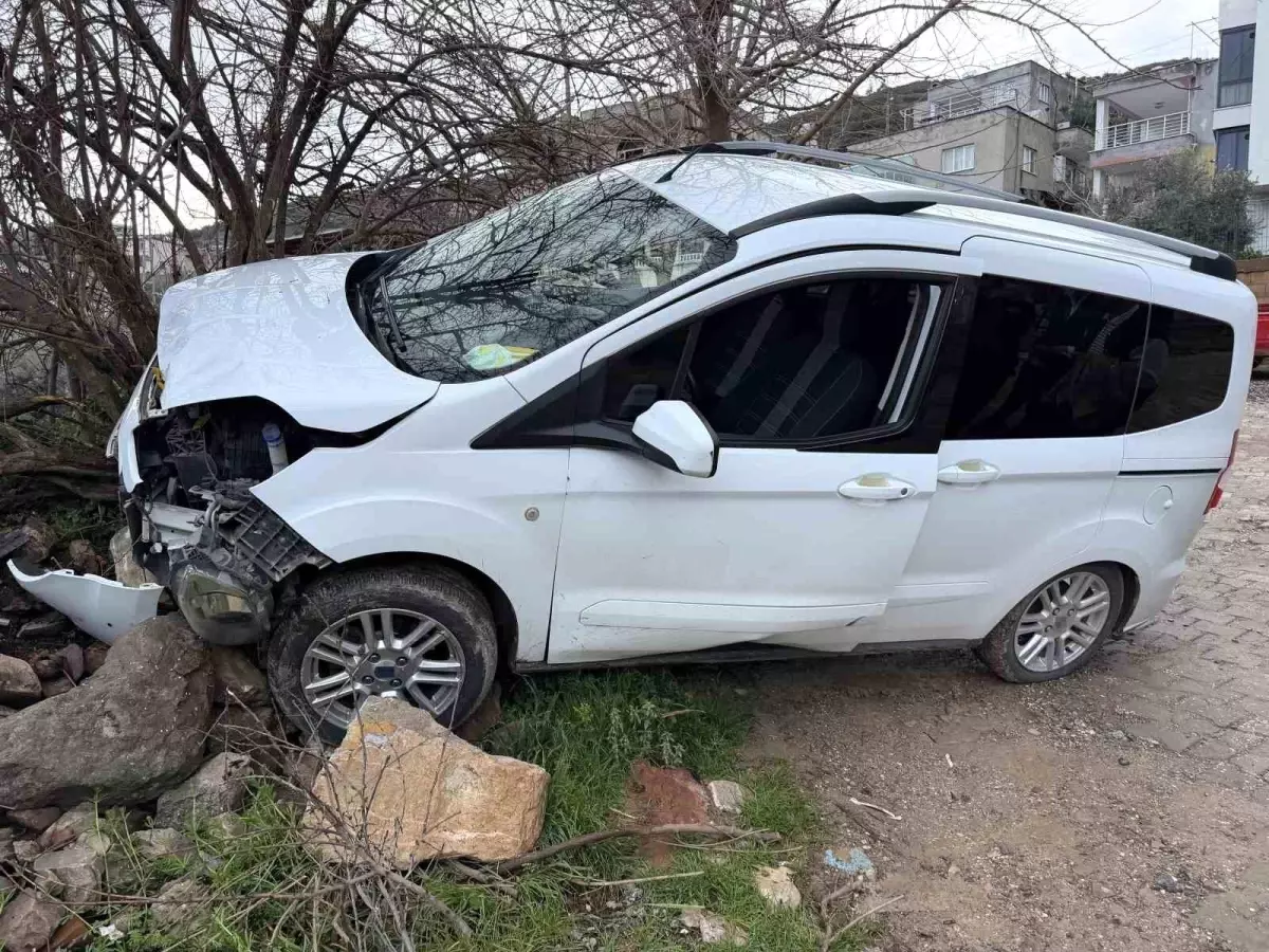 Osmaniye Bahçe'de Freni Boşalan Ticari Araç Ağaca Çarptı