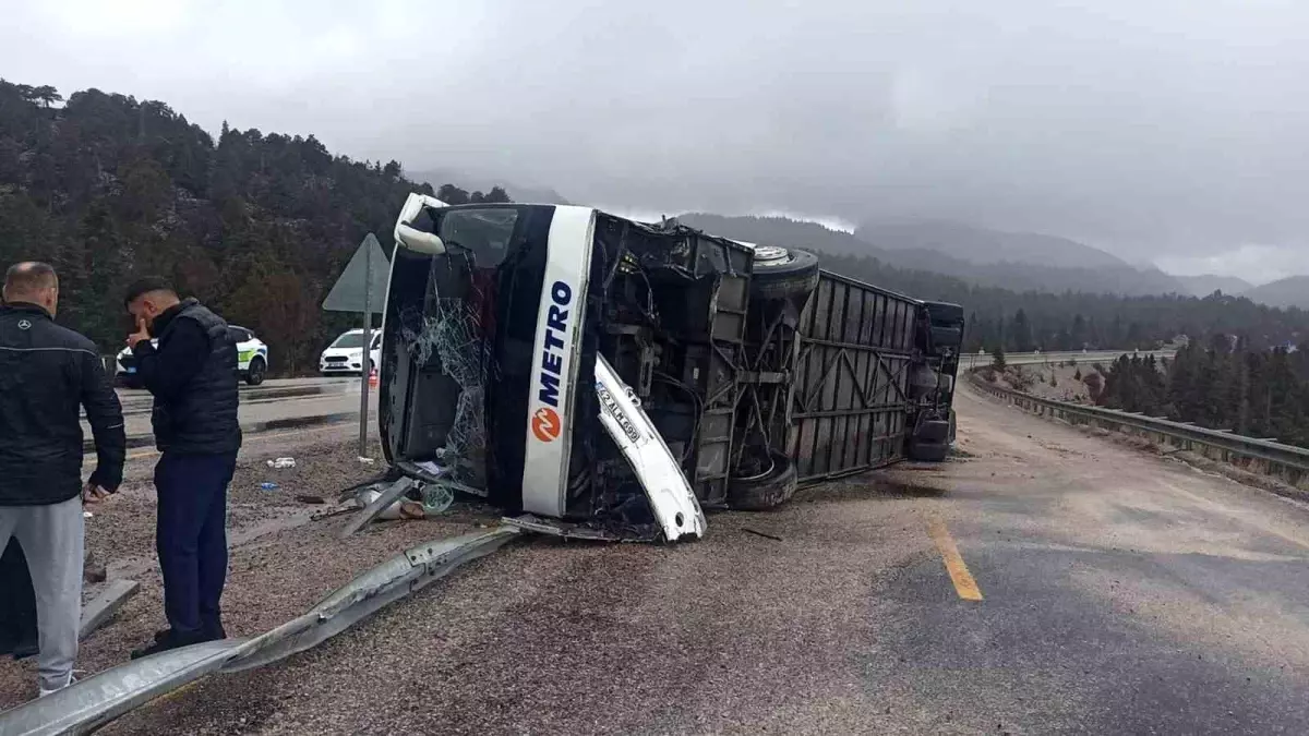 Seydişehir'de Şiddetli Yağış Otobüsü Devriltti: 15 Yaralı, 4'ü Ciddi