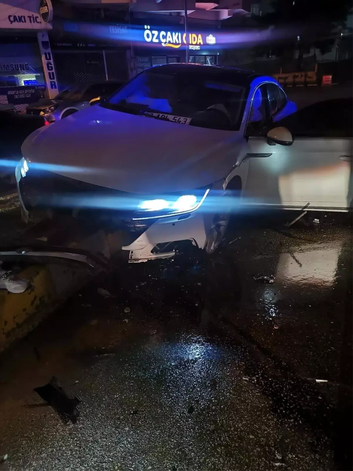 Mardin'in Kızıltepe İlçesinde Araç Kontrolünü Kaybeden Sürücünün Çarpması Sonucu 2 Yaralı