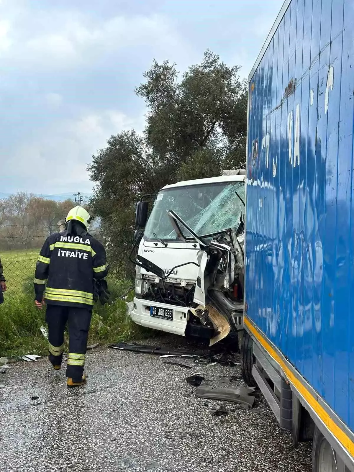 Milas'ta İki Kamyonetin Çarpışması: Yaralılar Hastaneye Sevk Edildi