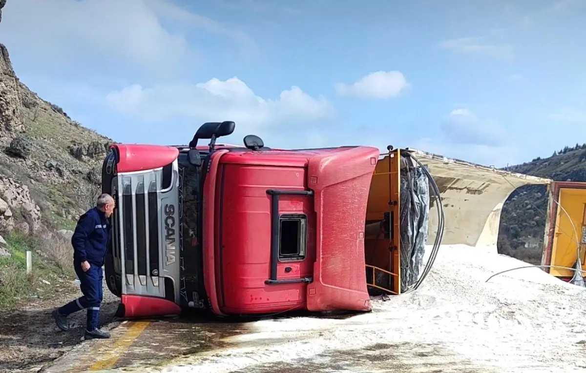 Sincan’da Tır Kazası Trafiği Durdurdu, Şans Esası Yaralanma Yok