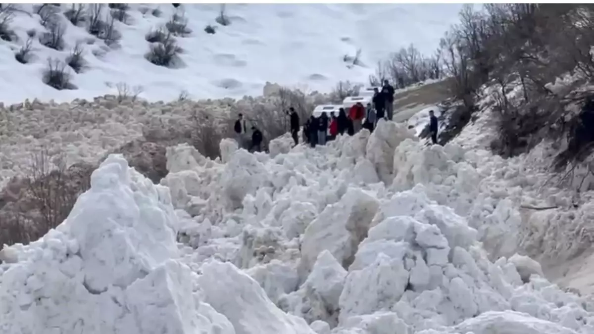 Beytüşşebap’ta Çığ Tehlikesi: Öğrenci Servisi Kısa Sürede Kurtarıldı