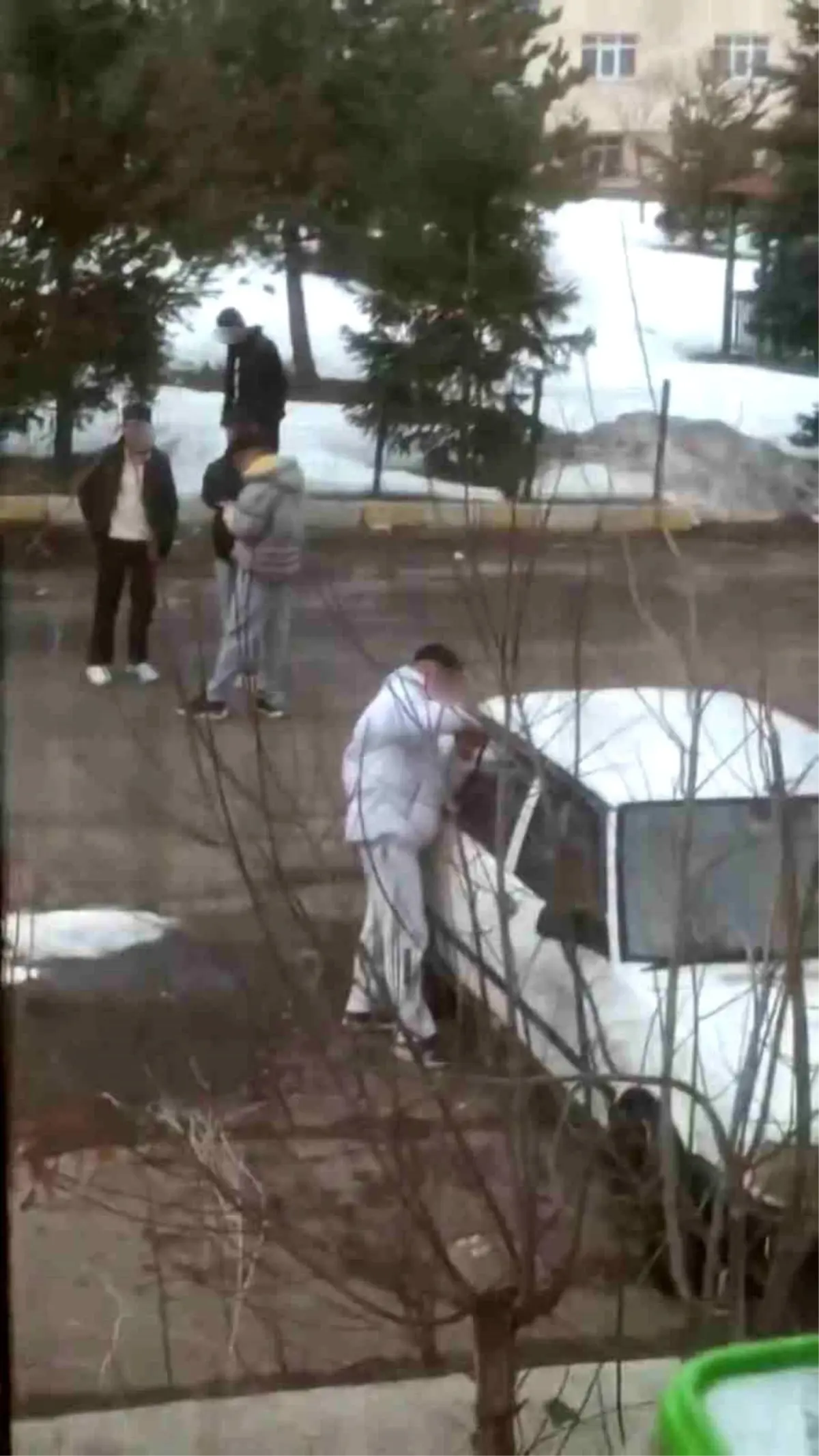 Erzurum Yıldızkent’te Gençlerin Araba Kapısını Zorlaması Olayı