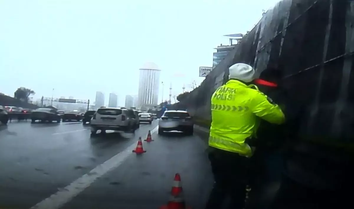 Küçükçekmece'de Şeker Boğazına Kaçan Sürücüye Polis Müdahalesiyle Hayat Kurtarıldı