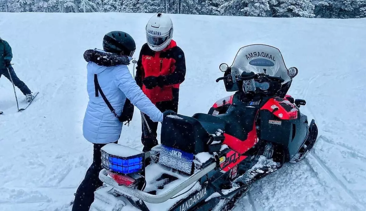 Uludağ’da Kar Fırtınasıyla Mücadele Eden JAK Ekipleri Kayakçılara Yardım Etti