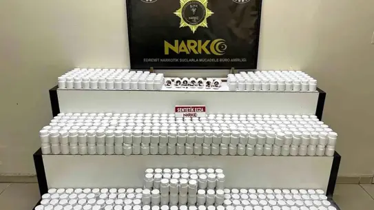 Ele geçirilen hapların yakından görüntüsü