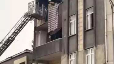 Küçükçekmece'de Çatı Yangını: 5 Kişi Hayatta Kaldı, Vatandaşlar Panik Yaşadı