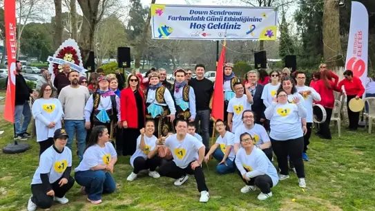 Etkinlikte halk oyunları performansı