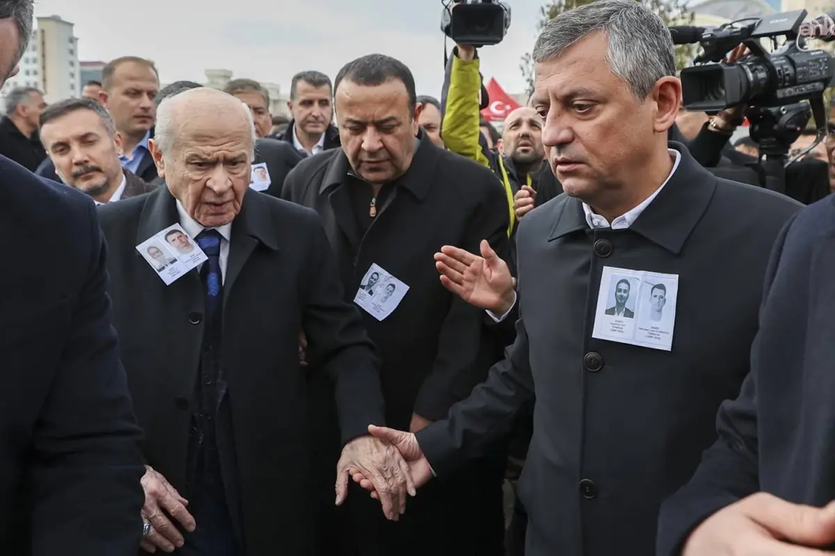 Şehit Cenazesinde MHP ve CHP Liderleri El Sıkıştı: Ankara'da Duygusal Anlar