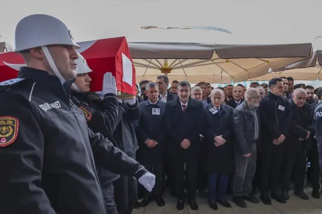 Özel ile Bahçeli'nin el sıkışması