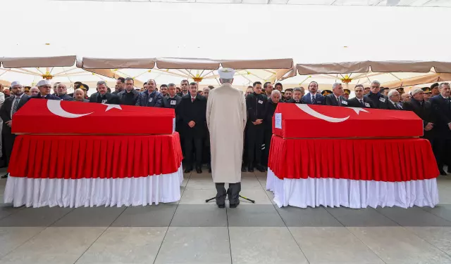 Şehit teknisyenlerin cenaze arabası