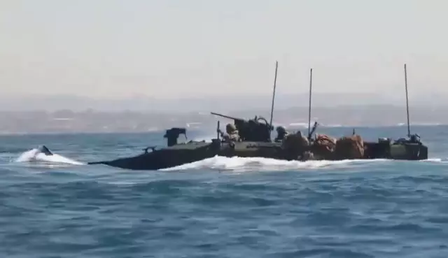 Deniz piyadesi birlikleri limandan çıkıyor