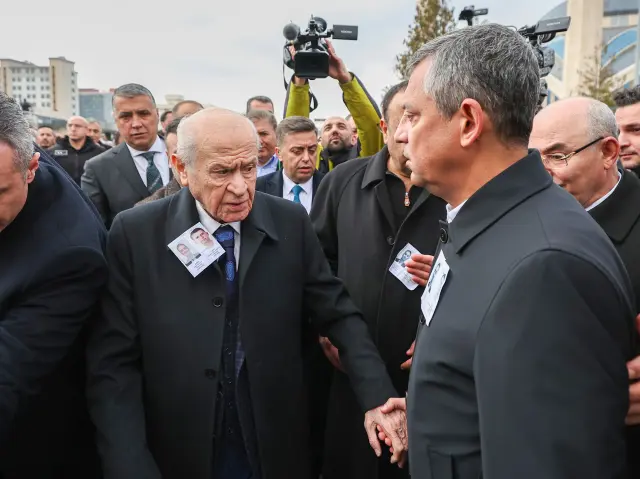 Bahçeli ve Özel tokalaşırken